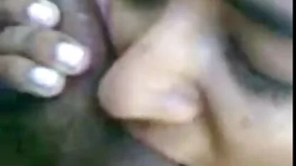 Menina com peitos falsos lambendo membros creme vídeo de pornô caseiro brasileiro