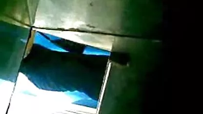 Duas videos caseiros com velhas ventosas trabalhando em uma das gorduras de frango