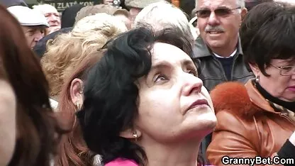 Pussi apertando em vídeo caseiro pornográfico cadelas agachar