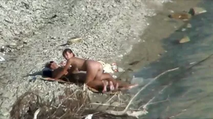 Menina segurando um sexo caseiro na praia ovo