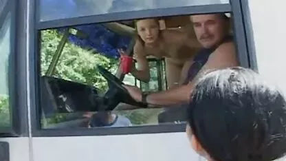 Peituda Angela xvídeos pornô caseiro com novinha White subiu para a foto de um homem calças