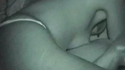 Close-up cums beleza videos pornos brasileiro caseiro em sua boca
