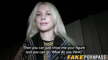 A vagina é flexível vídeo pornô bem caseiro aproximadamente fodida no cu