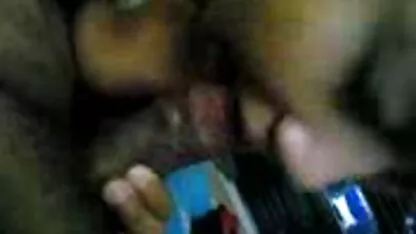 Acariciando sexo caseiro com duas mulheres os seios de uma mulher esbelta