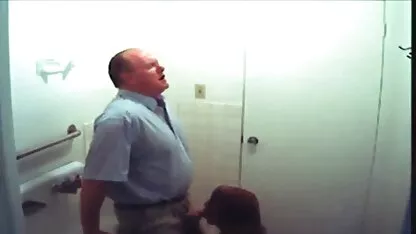 Velho homem com rábano grosso piso sufocante vídeo pornô caseiro feito em casa Bunda