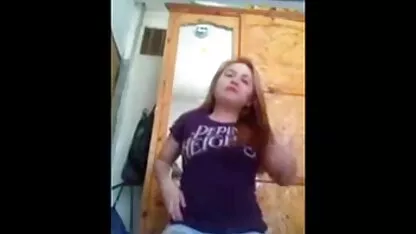 Linda garota comendo Creampie vídeo pornô de caseiro