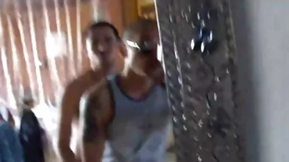 As meninas gemem apaixonadamente com videos caseiros trans carícias.