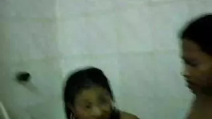 Fodendo uma garota vídeos pornos caseiros no banheiro
