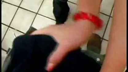 Massageador de video pornp caseiro lábio inferior do cliente