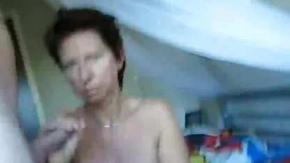 Tia rapidamente se masturba no video sexo amador caseiro brasileiro banheiro
