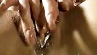 Os bichanos das mulheres habilmente levantando suas línguas em filme pornô caseiro em casa cima de suas cabeças