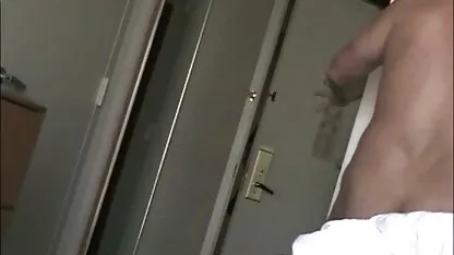 Chupando o pau vídeo pornô caseiro dentro do carro torcido