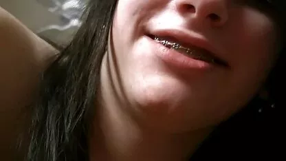 Uma menina quente marcar vídeo pornô caseiro feito em casa um gol em todos os buracos