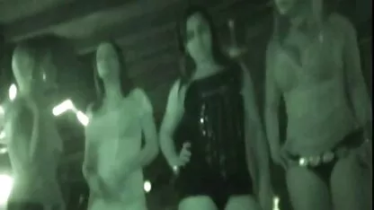 Spray e leite sexo caseiro com duas mulheres